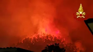 Incendiu masiv in apropierea lacului Garda. Peste 200 de turiști evacuați