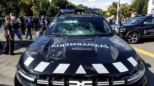 Autospeciala Jandarmeriei, distrusă de protestatari în Capitală