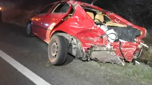 FOTO | Accident grav între două maşini şi un TIR în Olt. Bilanţ: 5 răniţi