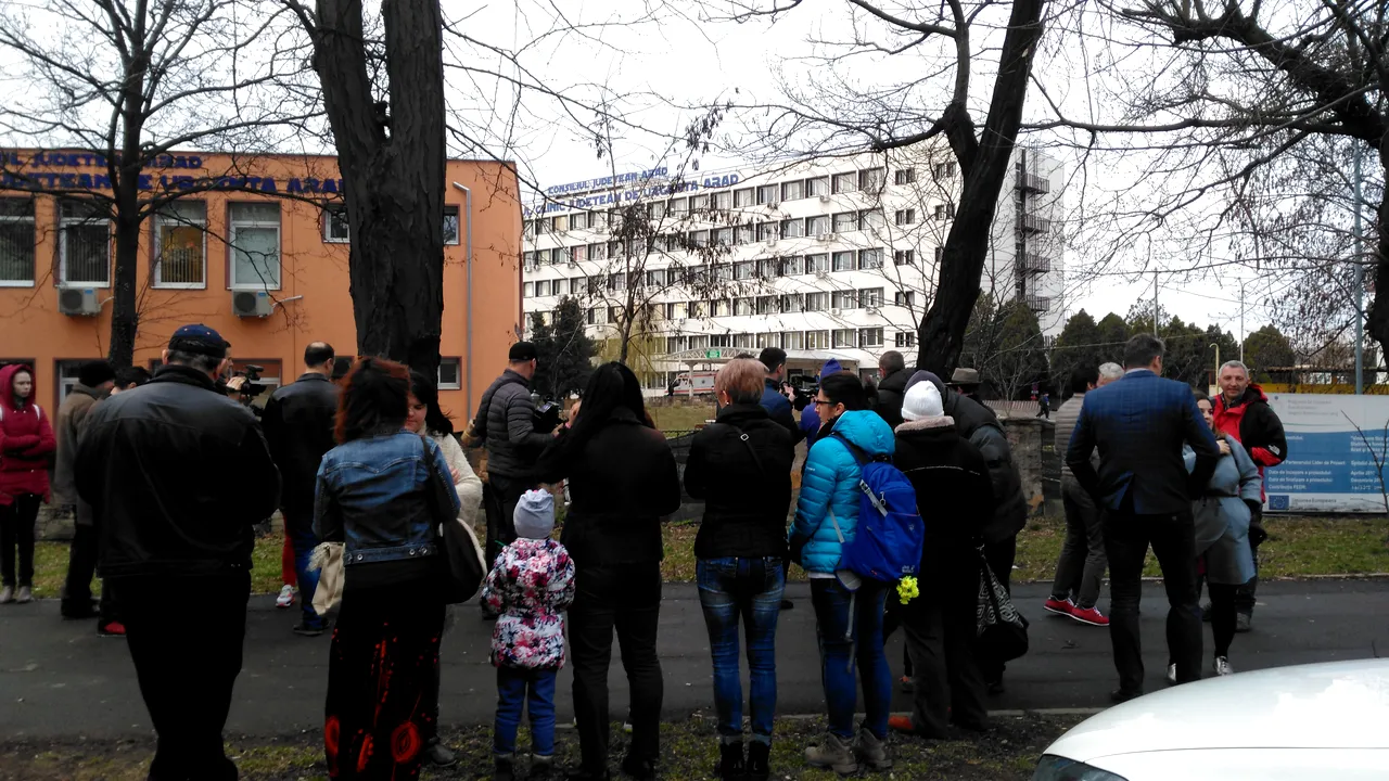 FOTO Protest în faţa spitalului comparat cu un „lagăr de exterminare”. Care sunt NEMULŢUMIRILE părinţilor