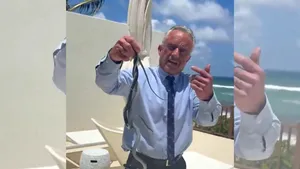 Un ministru a prins cu mâinile goale doi șerpi, bărbatul a fost mușcat de un deget. Incidentul a fost filmat