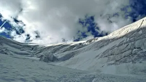 ALERTĂ de avalanşă glaciară în Alpii elveţieni: sute de persoane au fost evacuate /Prăbuşirea unei bucăţi mari de gheaţă ar putea afecta staţiunile turistice