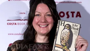 Helen Macdonald a câştigat Costa Book of the Year Award, pentru biografia 