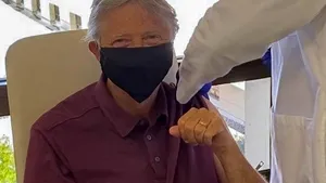 S-a vaccinat Bill Gates. „Unul dintre beneficiile de a avea 65 de ani este că sunt eligibil pentru vaccin”
