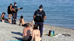 Ultimul delir al guvernanţilor francezi este acela de a se implica în conduita oamenilor atunci când merg la plajă. Amenzi usturătoare pentru toţi cei care nu respectă măsurile adoptate