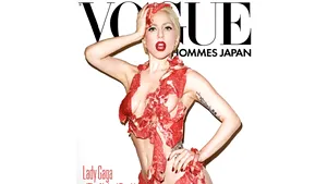 Lady Gaga a pozat îmbrăcată în carne crudă!