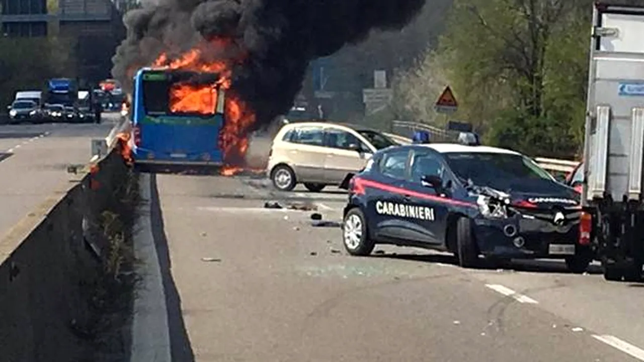 Un imigrant a incendiat un autobuz şcolar în Italia: Mai mulţi elevi s-au intoxicat cu fum | FOTO, VIDEO