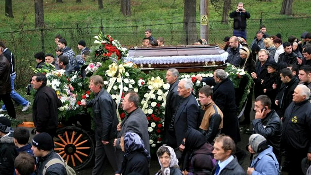 Gheorghiţă Mararu a fost înmormântat. Trăsura care a dus sicriul, trasă de patru oameni - FOTO, VIDEO