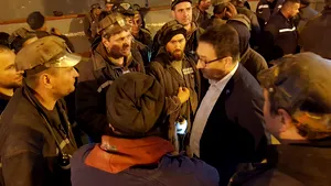 Protestele de la minele Paroşeni şi Uricani: 10 dintre minerii blocaţi în subteran, duşi la spital - FOTO