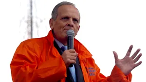 Stolojan, întâmpinat cu urarea 