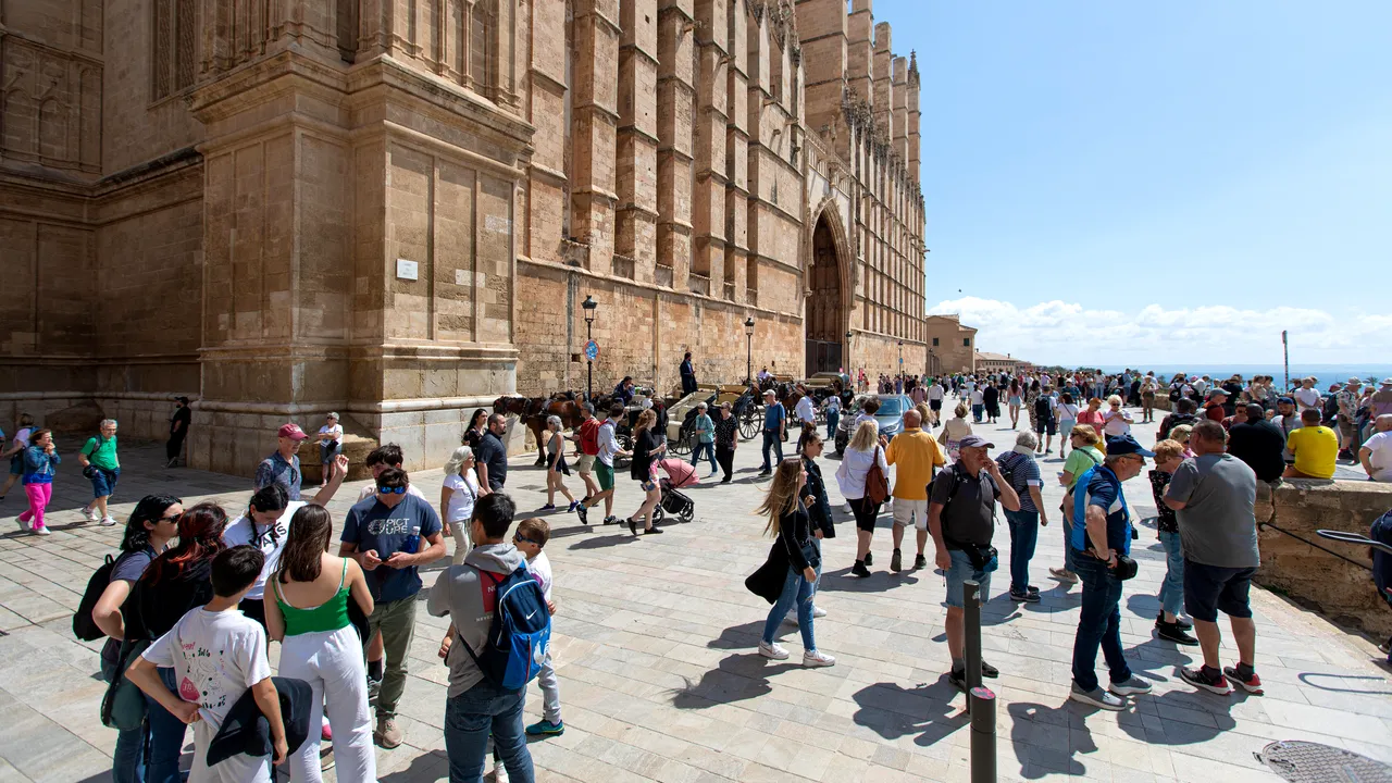 Spania atrage un număr record de turişti şi se apropie de Franţa, însă amplifică fenomenul de 