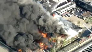 VIDEO Incendiu de proporţii în California. Flăcările s-au extins rapid, din cauza vântului