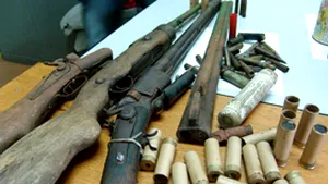 Trei arme în stare de funcţionare cu cartuşe în ele, în podul unei şcoli din Bistriţa