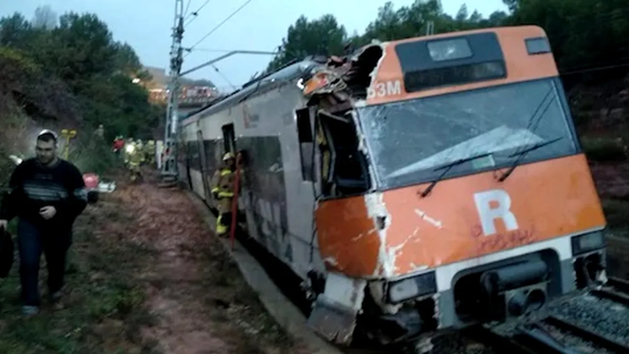 ACCIDENT FEROVIAR în apropiere de Barcelona: Cel puţin o persoană a murit şi 44 au fost rănite în urma deraierii unui tren | VIDEO 