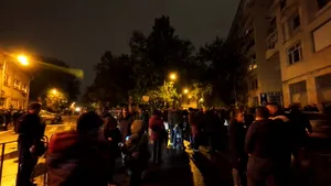 Susținătorii lui Georgescu s-au adunat la Arestul Central după prelungirea arestului preventiv