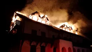 FOTO. Pensiune distrusă în Braşov de un incendiu provocat de coşul de fum