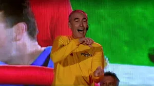 VIDEO: Momentul în care solistul unei celebre trupe se prăbuşeşte pe scenă. Spectatorii, în stare de şoc