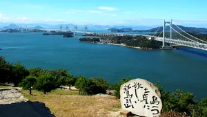 Cel mai lung pod feroviar și rutier din lume a devenit o atracție turistică. Podul supraetajat care leagă cinci insule pare că „se înalță spre cer”