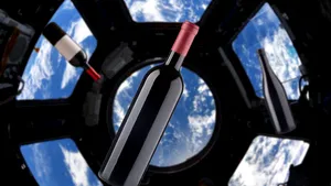 O sticlă de vin franţuzesc învechit în spaţiu a fost scoasă la licitaţie. Cât costă vinul ce a petrecut 440 de zile pe orbită