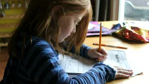 ParentED: Elevii români petrec de aproape 2 ori mai multe ore cu temele decât elevii din țările nordice