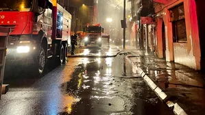 Incendiu violent în Bucureşti. Intervenţie de amploare a pompierilor: arde un imobil cu trei etaje 