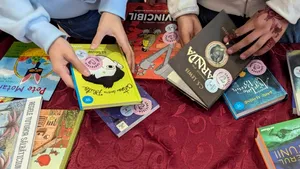 CarteTeca 2025: 250.000 lei pentru 50 de biblioteci școlare. Libris și Salvați Copiii România dau startul înscrierilor pentru cea de-a 7-a ediție