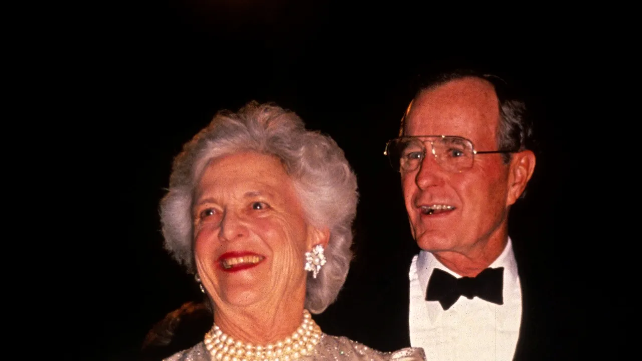 George H.W. Bush este la terapie intensivă. Barbara Bush, spitalizată, de asemenea, ca precauţie