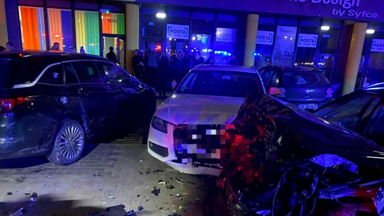 O mașină a făcut prăpăd în parcarea unui complex sportiv din Satu Mare. Pompierii au găsit o persoană încarcerată