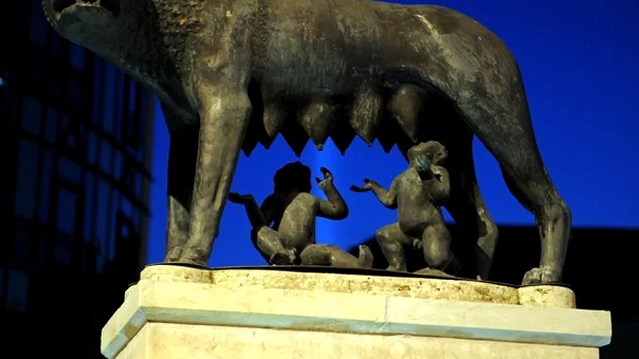 Tânăr ce poza gol lângă statuia Lupoaicei pretinzând că lucrează la un proiect universitar, amendat