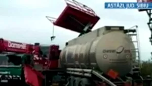 Sibiu: Un şofer şi paznicul unei societăţi comerciale au murit după ce au fost loviţi de o cisternă - VIDEO