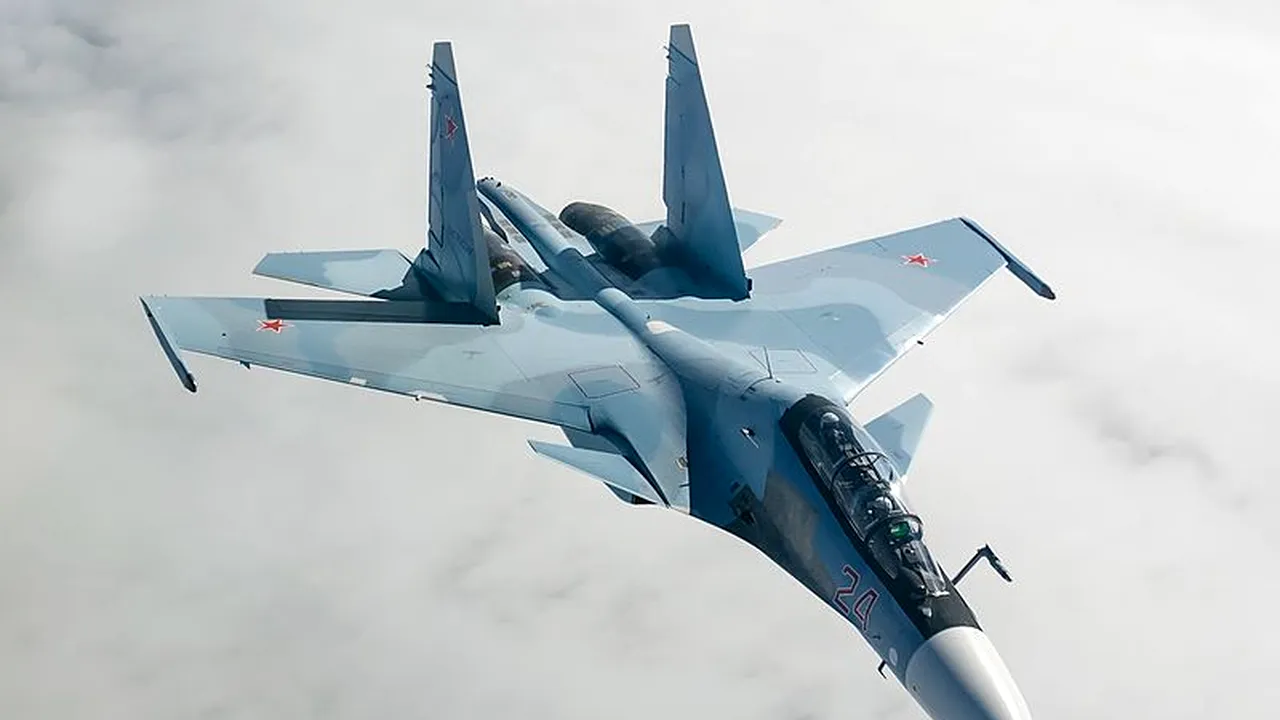 MONITORUL APĂRĂRII | Exerciţii cu muniţie reală în Marea Neagră: Mai multe avioane ruse de tip Suhoi Su-30SM au simulat atacarea navelor inamice