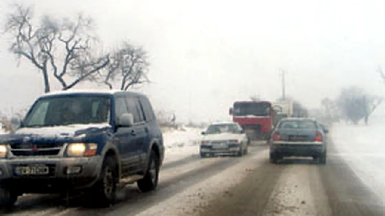 Traficul pe mai multe drumuri naţionale, îngreunat de zăpadă şi de gheaţă