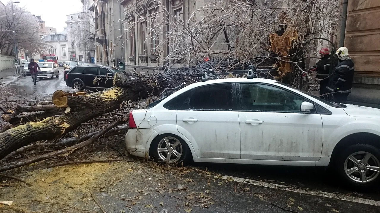 POLEI în Capitală: Situaţie fără precedent/ Pompierii din Bucureşti şi Ilfov au intervenit în peste 2.000 de cazuri. Peste 220 de maşini au fost avariate