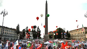 Zeci de mii de manifestanţi la Roma, pentru a susţine libertatea presei