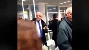 Protestatarul „Ceauşescu”, incident în aeroport cu Raed Arafat: „Colectivul, domnul Arafat” / Cum a reacţionat şeful DSU. VIDEO