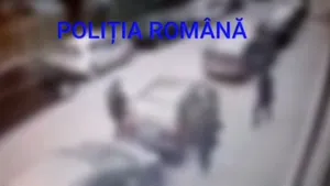 Patru bărbaţi care se dădeau drept poliţişti şi păcăleau cetăţeni străini, prinşi în flagrant - VIDEO