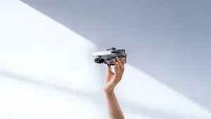 Dronă de buzunar. Cum arată drona mai mică decât un iPhone