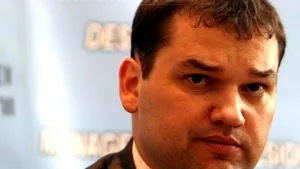 Cseke Attila, candidat la Primăria Oradea, a împărţit cutii cu vitamina C, cu poza şi numele său
