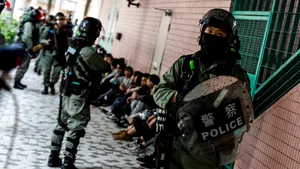 Percheziţii în apartamentul unor protestatari din Hong Kong. Poliţiştii au anunţat că au dezamorsat o bombă artizanală