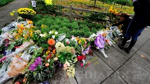 Omagiu pentru Steve Jobs: Altar din flori şi mere la casa cofondatorului Apple - FOTO