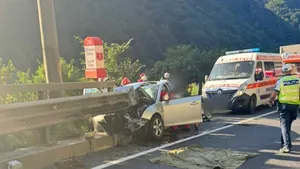 Accident pe DN 7, în Sibiu. Maşina condusă de un bucureştean de 81 de ani a ieşit în decor