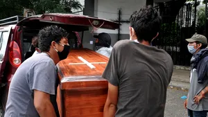 Oraşul învins de coronavirus. Familiile nu îşi pot îngropa morţii nici la o lună dupa deces pentru că nu mai ştiu ce s-a întâmplat cu cadavrele