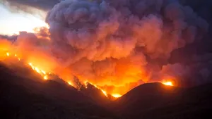 Stare de urgenţă în California: Cel puţin 50.000 de persoane au fost evacuate din calea incendiilor de vegetaţie - FOTO, VIDEO
