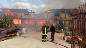 FOTO | Incendiu puternic în Botoşani: Trei case au fost cuprinse de flăcări într-o comună, cu „ajutorul” vântului