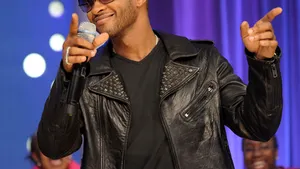 Surpriză pentru Usher din partea Casei Albe: Cum a fost întâmpinat cântăreţul de soţii Obama - VIDEO