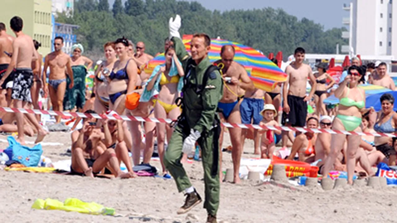 Radu Mazăre a sărit cu paraşuta la concursul de acrobaţie aeriană de la Mamaia - GALERIE FOTO