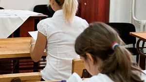 Preaviz de exmatriculare pentru elevele care au făcut striptease pe catedră