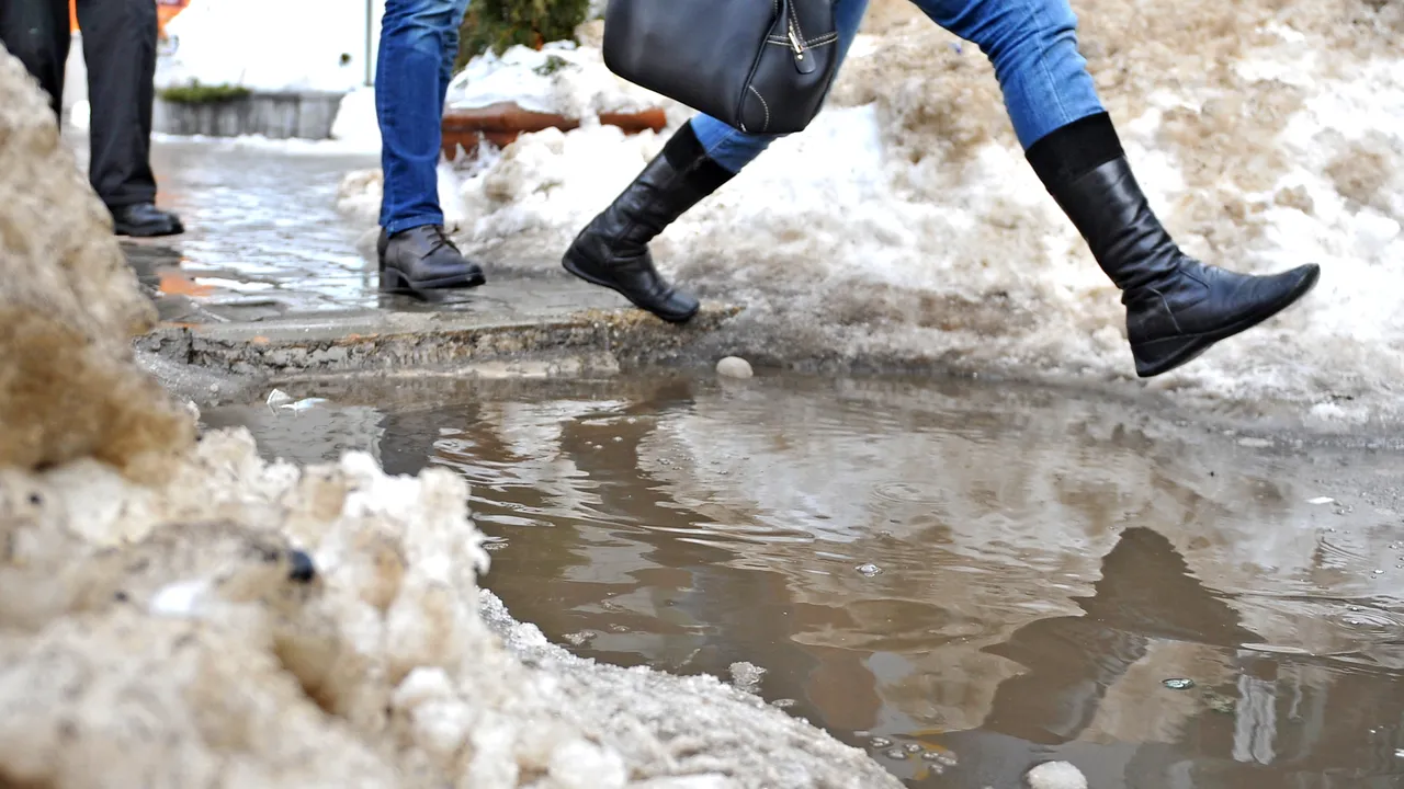 Operatorii sistemelor de evacuare a apelor cer populaţiei să nu mai arunce gunoaie în canale