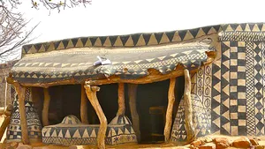 Satul din Africa unde pereţii caselor sunt adevărate opere de artă - FOTO, VIDEO