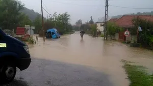 Gorj: Drum judeţean închis din cauza ploilor; 10 gospodării din comuna Licurici, inundate - FOTO